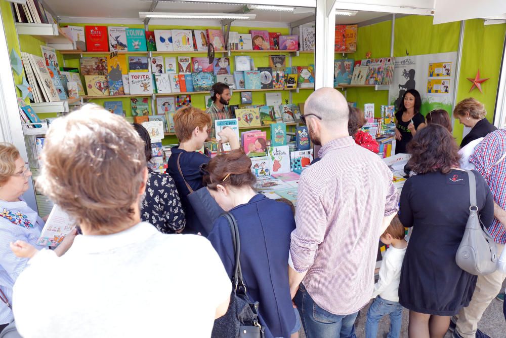 Último día de la 53.ª Feria del Libro de València celebrada en los jardines de Viveros.