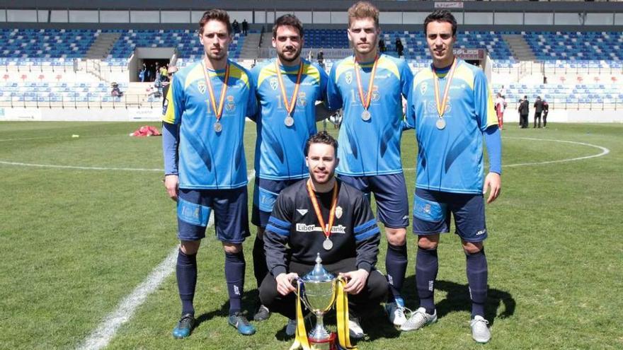 Los jugadores del Tuilla Luis Enrique, Davo, Trabanco, Borja Álvarez (de pie) y José Peláez (agachado), con la copa de subcampeones.