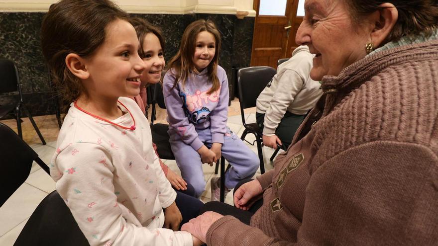 Niños y mayores conectan corazones a través del intercambio de cartas