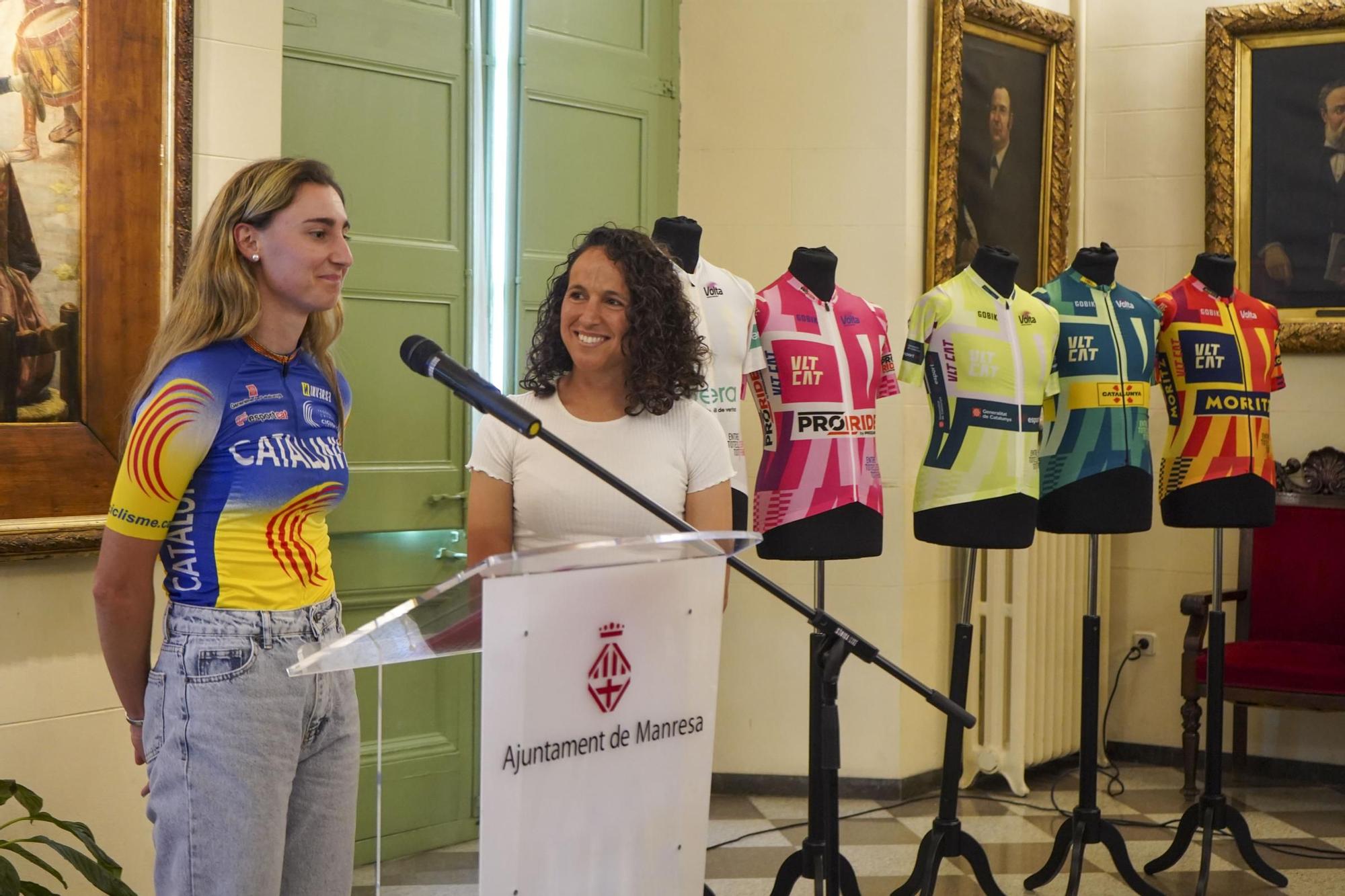 Imatges de la presentació de l'etapa Manresa-Manresa de la Volta Ciclista a Catalunya femenina a l'Ajuntament