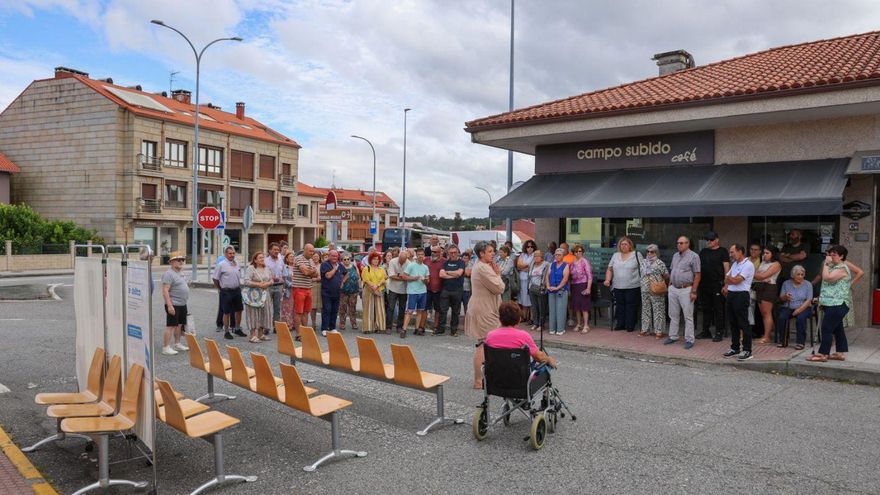 Recreación reivindicativa de una sala de espera en la calle en Catoira. |  Iñaki Abella