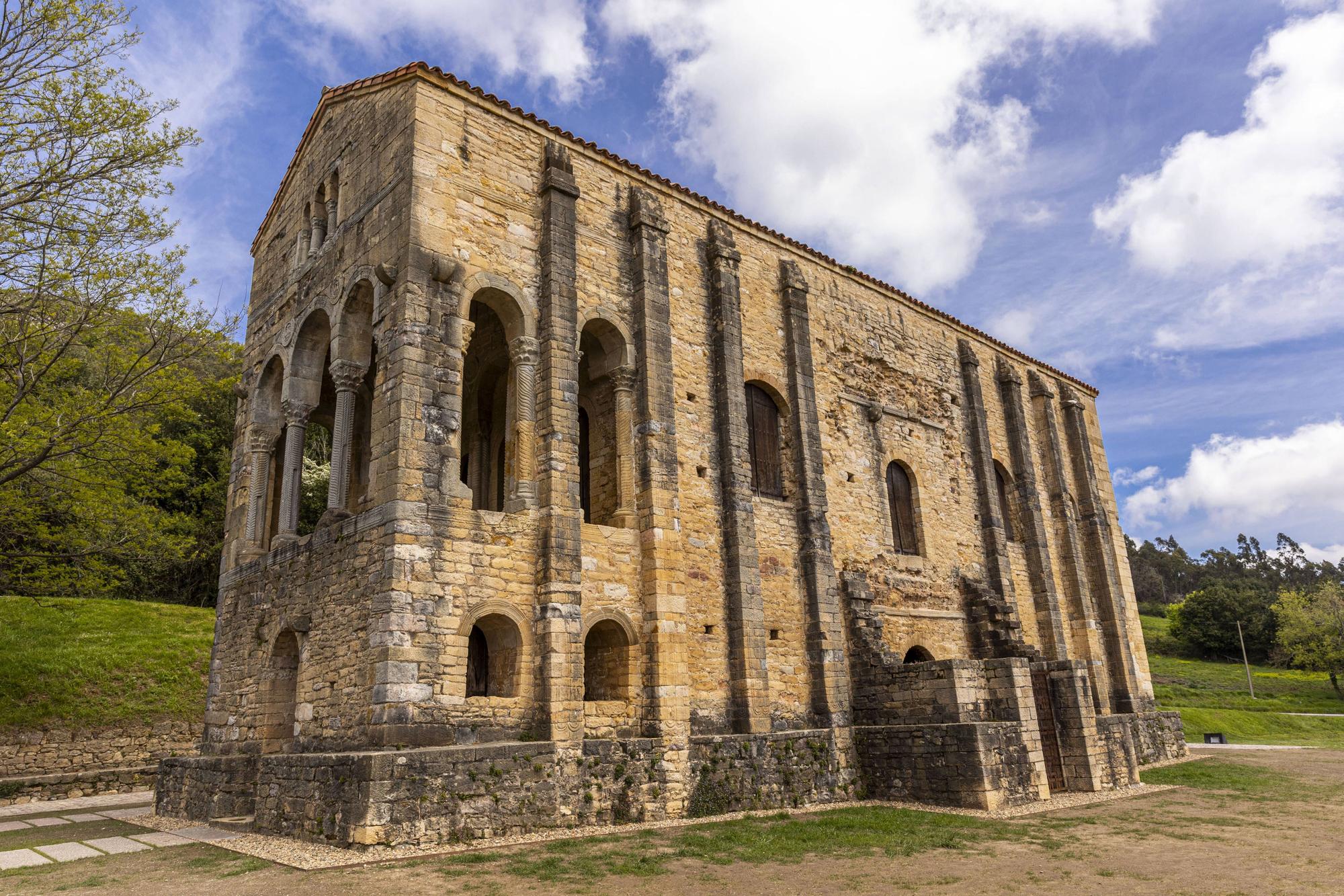 En imágenes | Visitas de turistas a Santa María del Naranco, tras las novedades sobre su origen