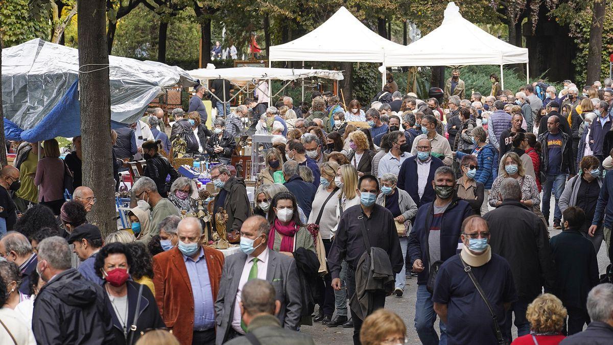 Els carrers de Girona s'omplen durant Tots Sants amb les fires de la pintura i els brocanters