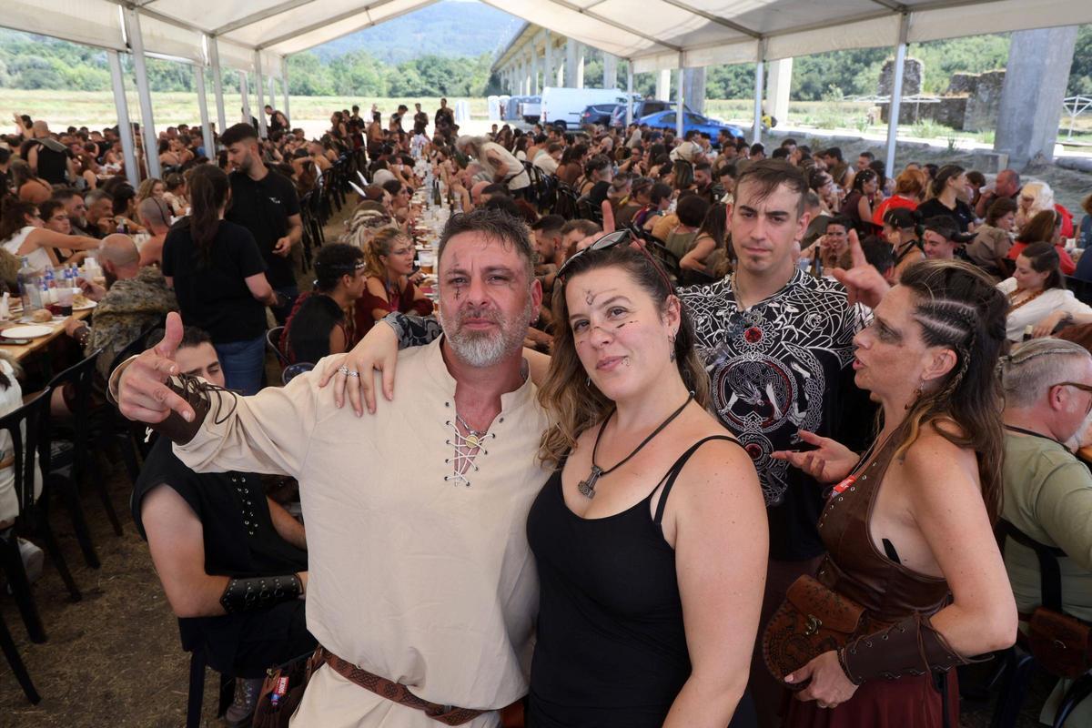 Asistentes al Xantar Vikingo celebrado en las Torres de Oeste de Catoira, donde mañana se celebra el Desembarco de la Romería Vikinga.