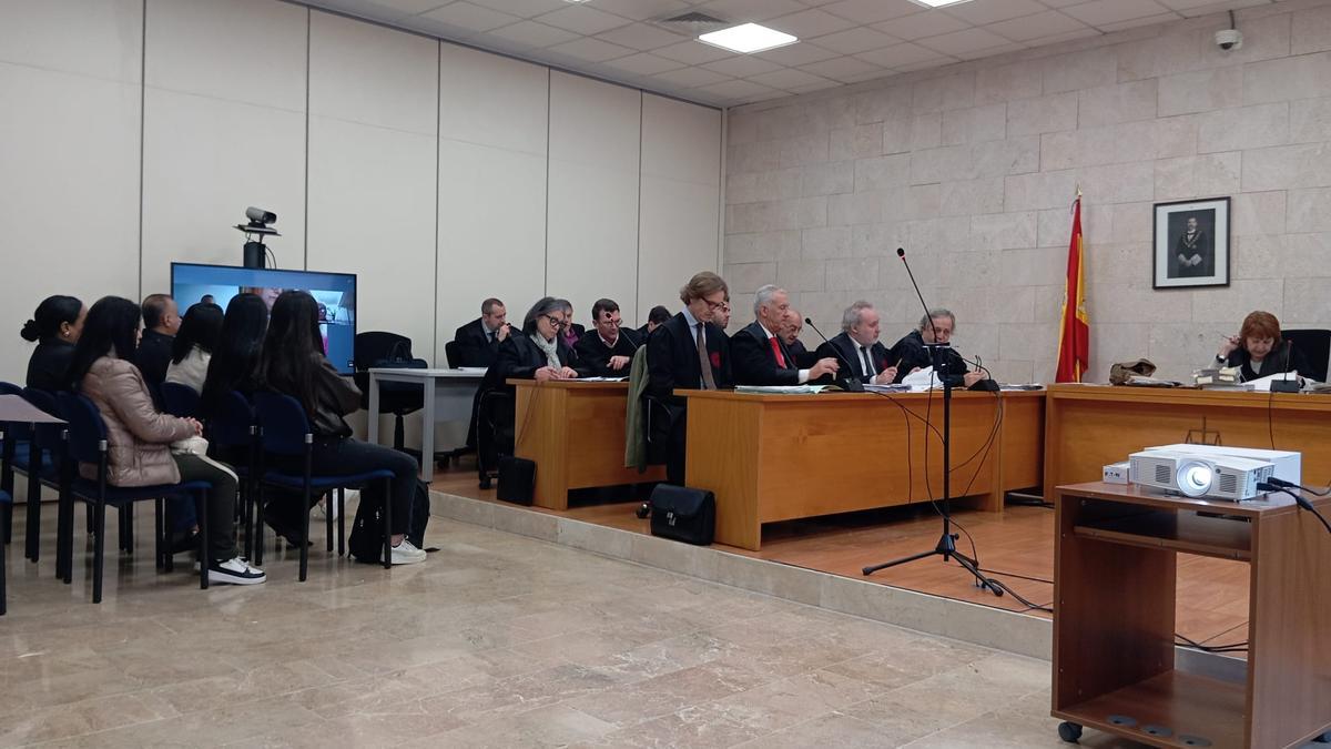 Los acusados y sus abogados, ayer durante el juicio en Palma.