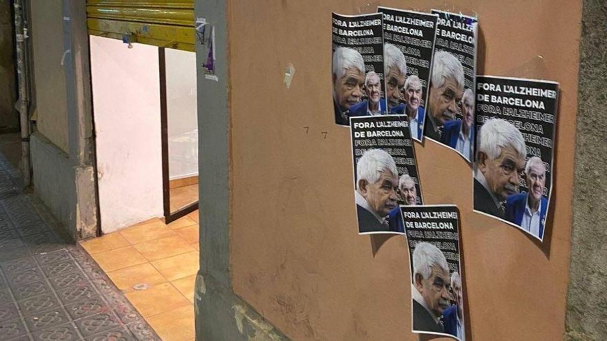 Carteles contra Pasqual y Ernest Maragall burlándose del Alzhéimer del exalcalde, en el Casal del Eixample de ERC