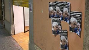 Carteles contra Pasqual y Ernest Maragall burlándose del Alzhéimer del exalcalde, en el Casal del Eixample de ERC