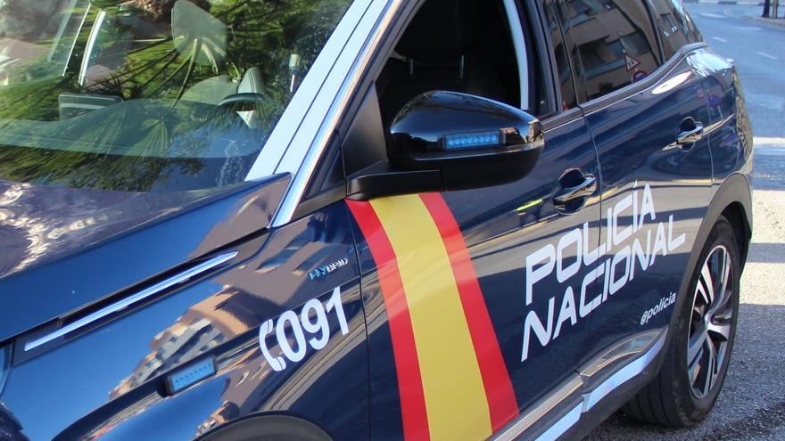 Detenidos tres menores por volcar un vehículo robado en la avenida de Francia