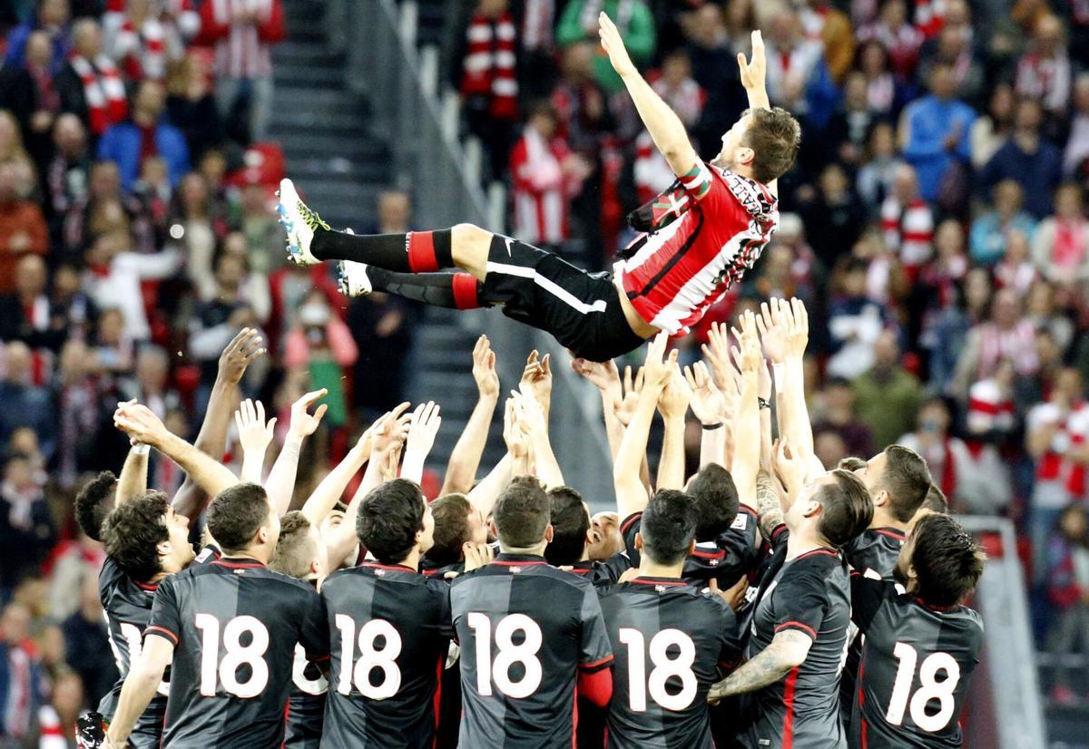 Gurpegui, que se retira, mantenado por sus compañeros. // Luis TejidoGRA507. Bilbao, 14/05/2016.- El jugador del Athletic de Bilbao, Carlos Gurpegui, manteado por sus compañeros en su despedida como jugador del equipo bilbaino, a la finalización del encuentro correspondiente a la última jornada que han disputado esta noche frente al Sevilla en el estadio de San Mamés. EFE/LUIS TEJIDO. ATHLETIC / SEVILLA