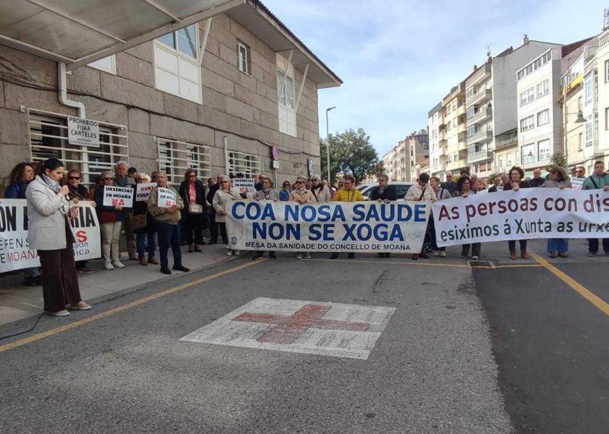 La alcaldesa en la concentración de ayer ante la Casa do Mar. | S.Á.