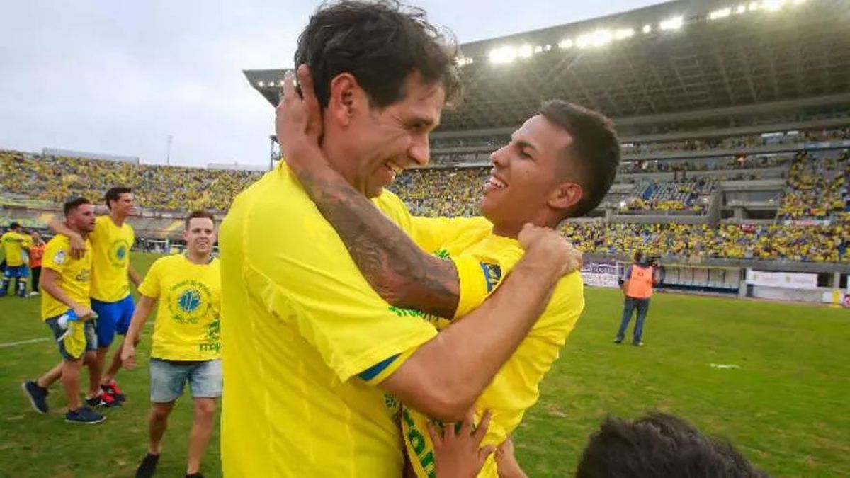Viera y Valerón festejan el ascenso del 21 de junio de 2015 en el Gran Canaria.