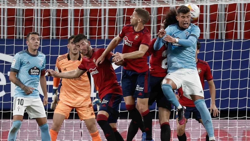 Los jugadores del Osasuna y del Celta disputan un balón en el área.