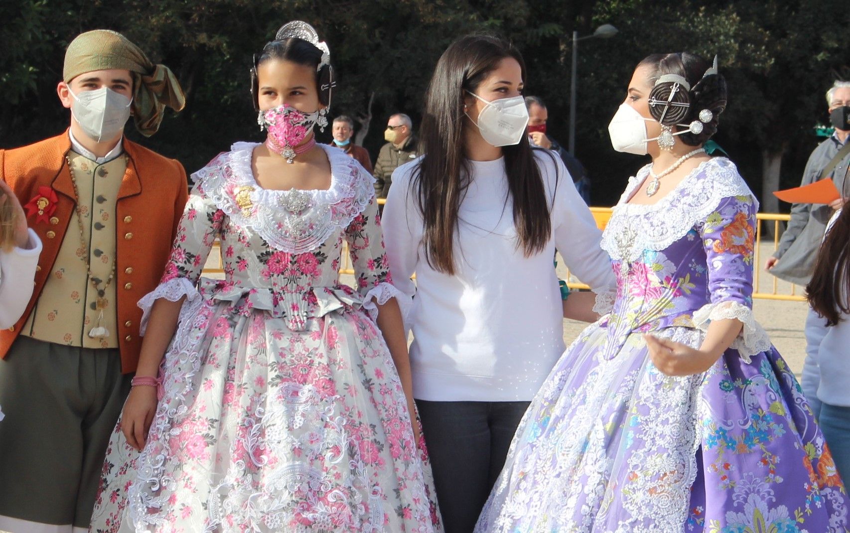 Carmen y la corte mayor recuperan la agenda de Fallas 2022 con el juego del "canut"