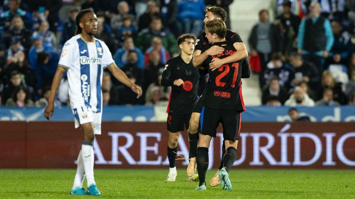 De Jong celebra con Gavi el triunfo en Butarque