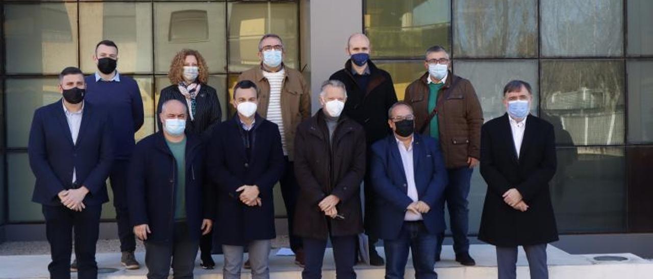 Representantes de las entidades implicadas, ayer, en Alzira. | LEVANTE-EMV