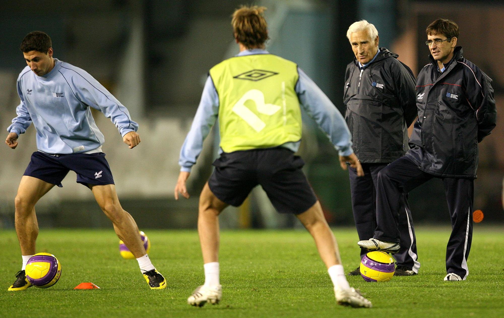Arsenio y Fernando Vázquez supervisando un entrenamiento de la selección gallega