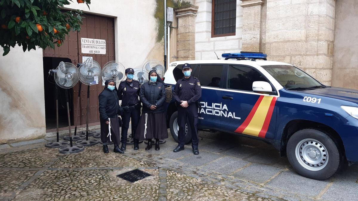 La Policía Nacional entrega ventiladores incautados a un convento de Antequera.