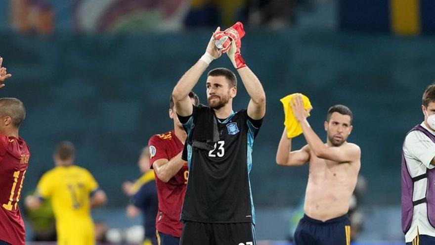 Unai Simón aplaude junto a sus compañeros tras el partido ante Suecia.