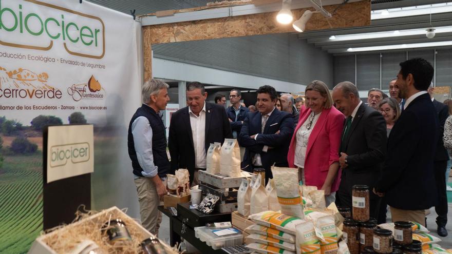 Los políticos y los representantes de los patrocinadores visitan uno de los stands zamoranos en Ecocultura. |