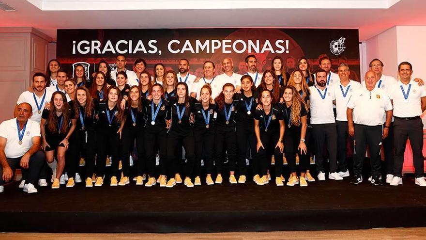 Las jugadoras de la selección española recibieron ayer un homenaje en la Federación Española.