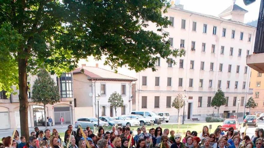 Asistentes a la procesión, ayer por la tarde, reunidos frente a la casa parroquial de la plaza de Santullano antes de su inicio, con el pequeño paso en el centro.