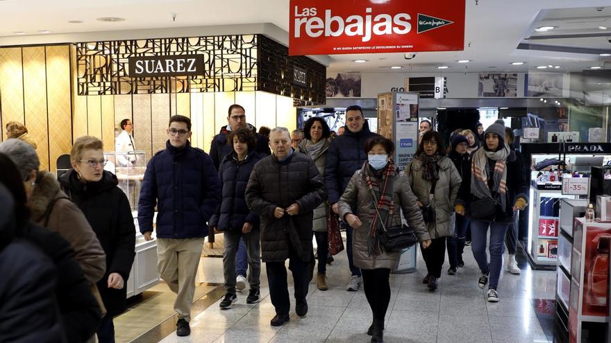 En imágenes | Las rebajas, principal atractivo en el primer domingo de apertura comercial en Zaragoza
