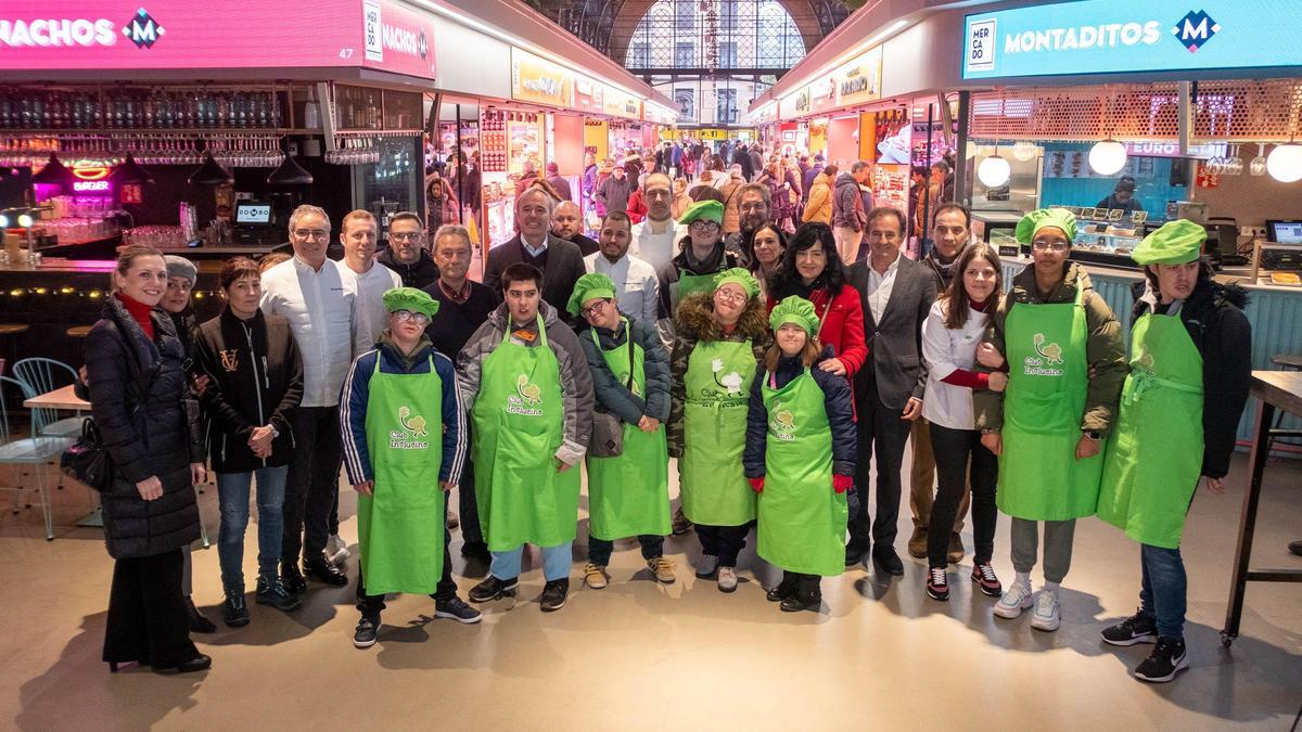 Los alumnos han dedicado la jornada a comprar en el Mercado Central los productos de sus recetas.