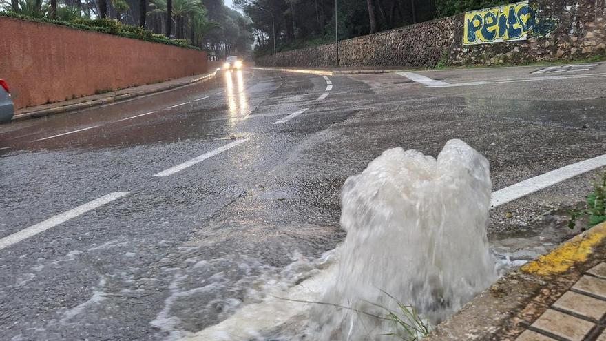 Agua a borbotones en la Marineta y les Rotes de Dénia por el chaparrón en el Montgó