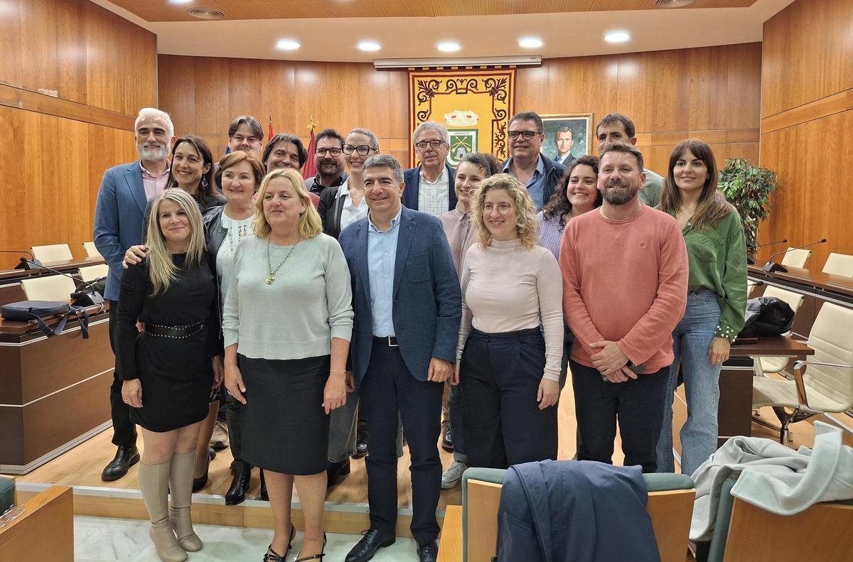 La alcaldesa, los concejales, los arquitectos y los responsables de las asociaciones festeras