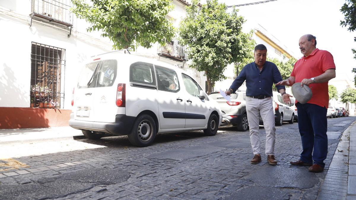 El delegado de Infraestructuras, Miguel Ruiz Madruga, y el presidente del Consejo de Distrito Centro, Juan José Giner, en la calle Mayor de Santa Marina.