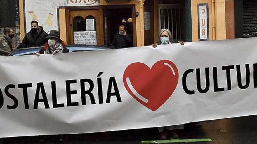 Hosteleros y vecinos se concentran frente al Área Crítica, ayer.