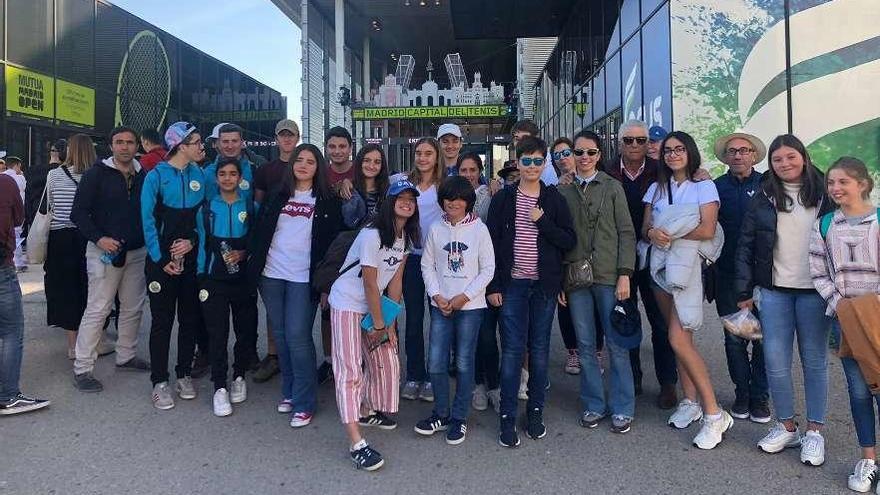 El grupo de jóvenes tenistas viguesas, en las instalaciones del Mutua Madrid Open.