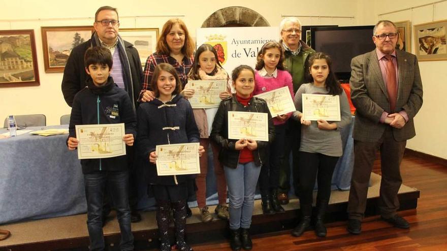 Valdés premia a seis alumnos por sus cuentos