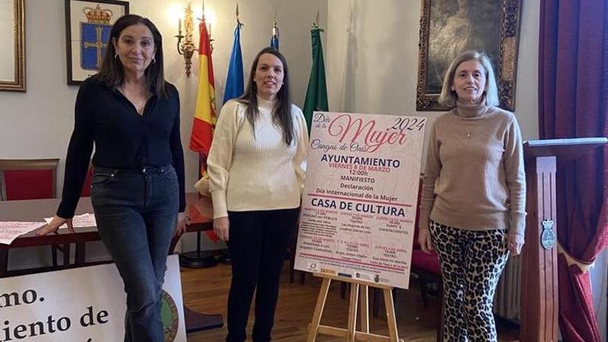 Lectura de un manifiesto por el Día Internacional de la Mujer en Cangas de Onís, este viernes