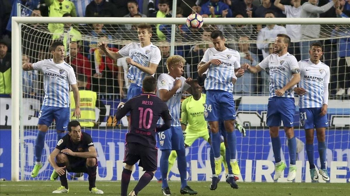 Messi lanza una falta durante el partido contra el Málaga.