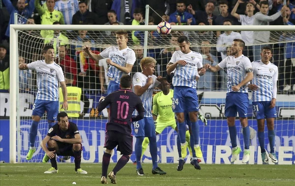 Messi lanza una falta durante el partido contra el Málaga.