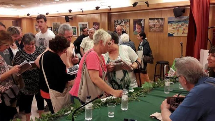 Navàs ret homenatge a Ramon Cabra en la presentació del seu llibre