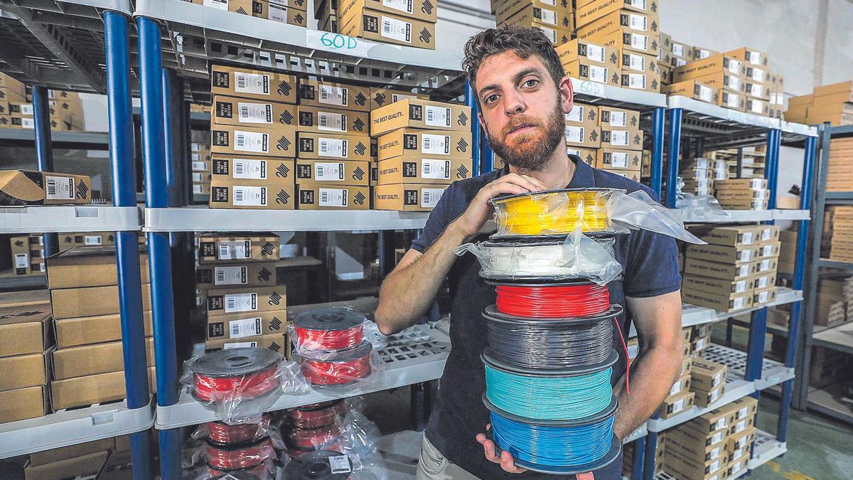 El copropietario de 3D Fils, Pablo Valero, con algunos hilos que fabrica su empresa en Elche
