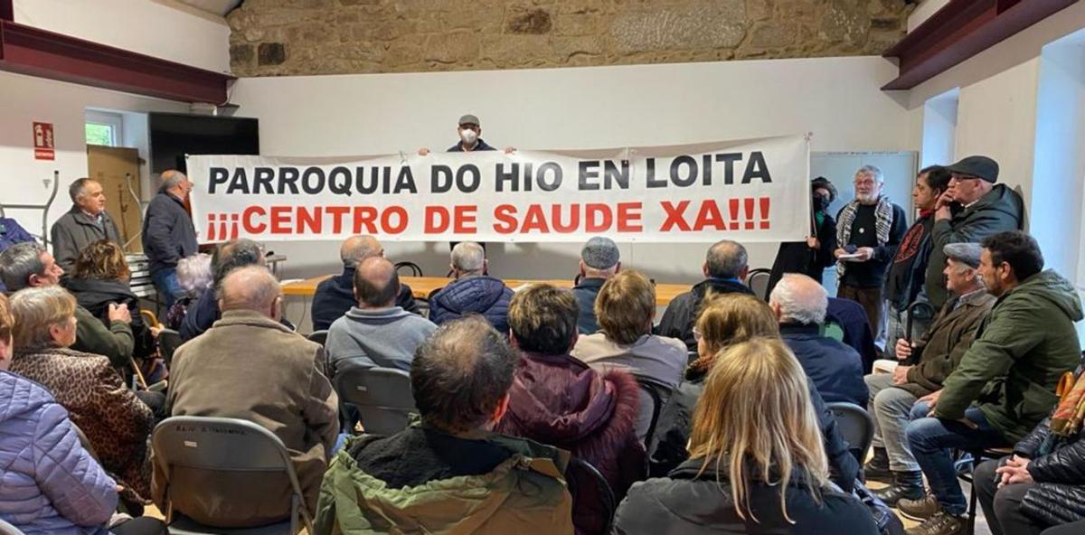 Un momento de la protesta vecinal de ayer, con la pancarta.   | FDV