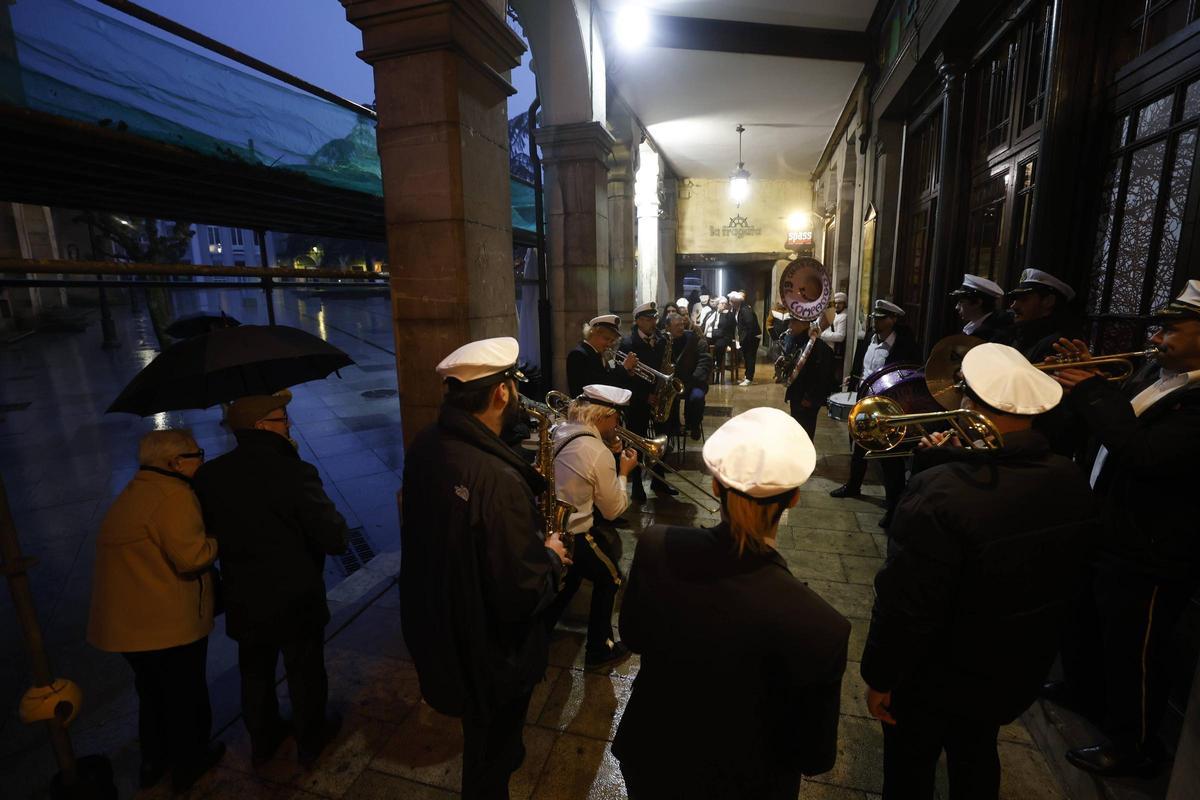 En imágenes: El concurso de murgas de Avilés bajo la lluvia En imágenes: El concurso de murgas de Avilés bajo la lluvia