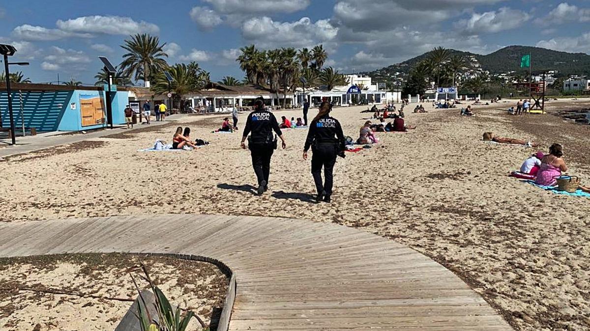 Dos agentes de la Policía Local de Ibiza recorren la playa de Talamanca.