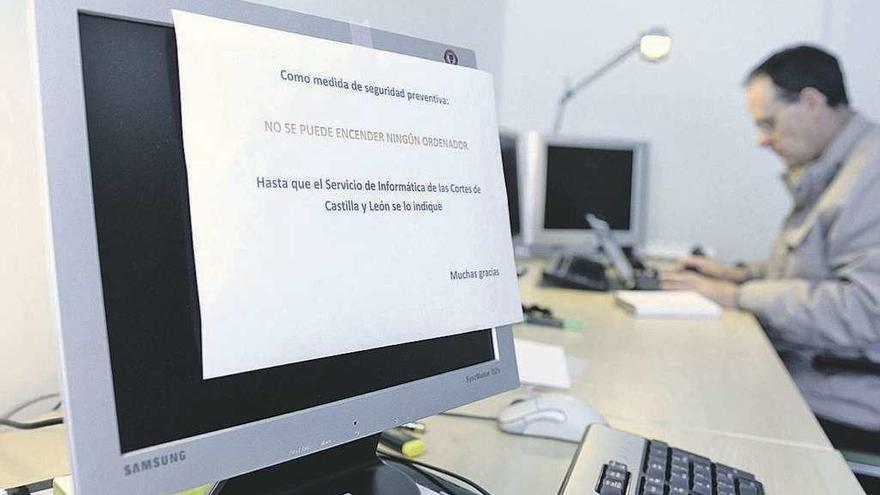 Ordenadores apagados. La administración del Estado en Castilla y León suspendió ayer el servicio de internet y correo electrónico y mando apagar ordenadores. // Efe