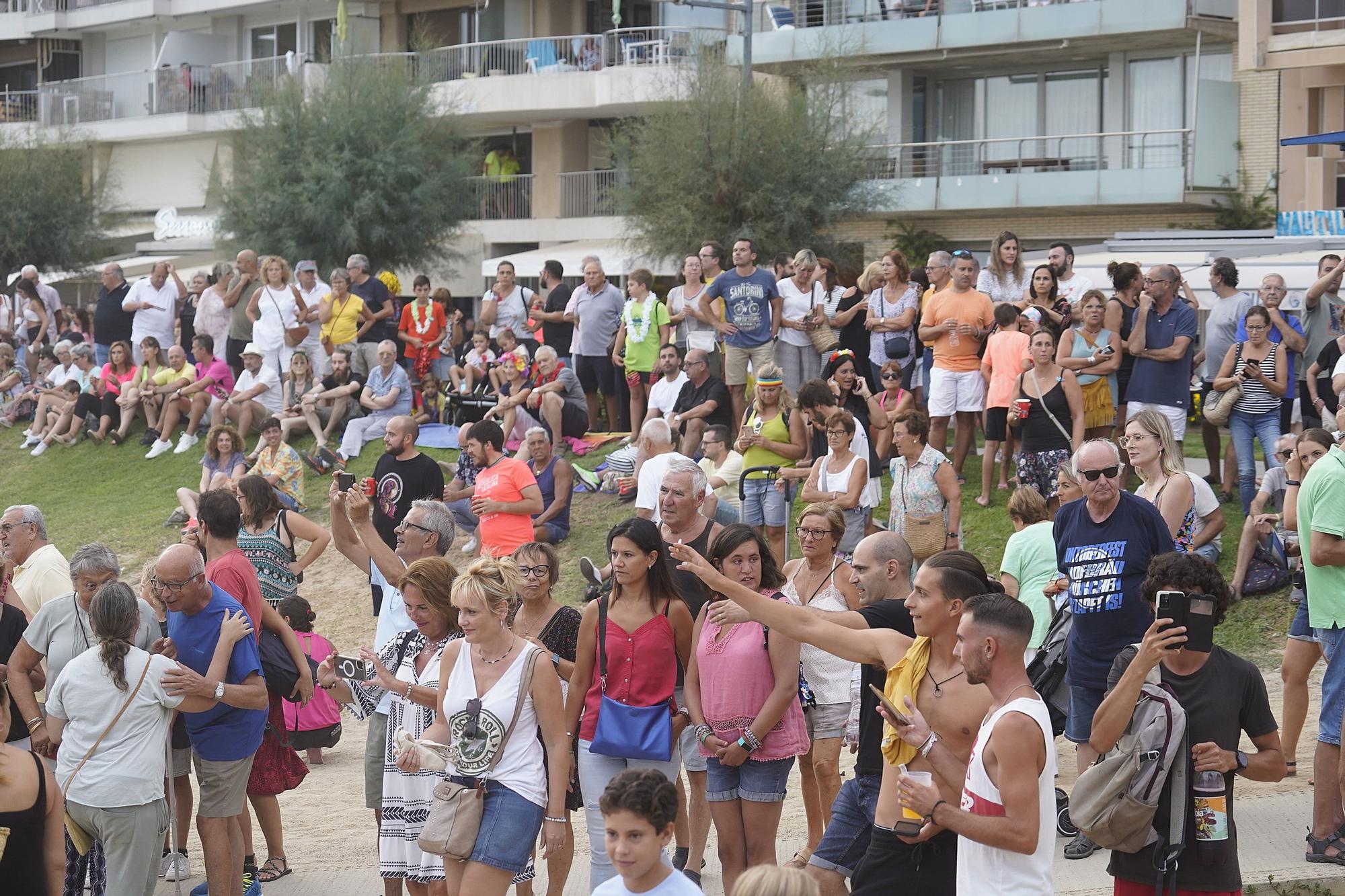 Milers de persones revolucionen Sant Antoni amb la Diverbeach