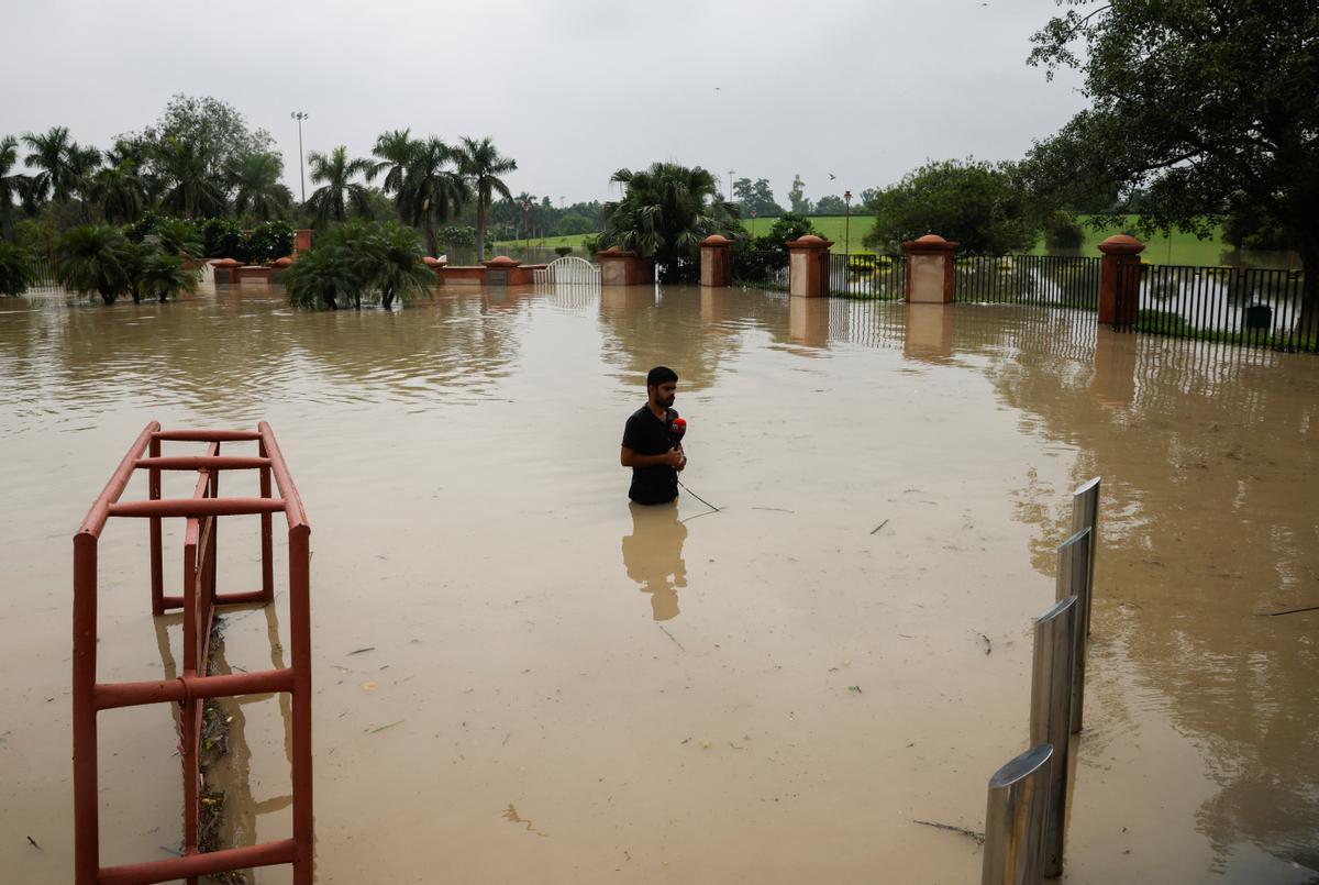 El río Yamuna se ha desbordado debido a las lluvias monzónicas en Nueva Delhi.