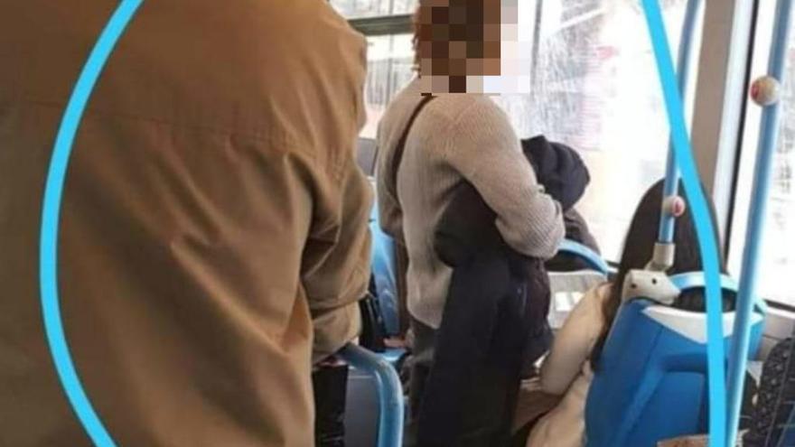 Denuncian que un hombre eyaculó sobre una mujer en el autobús que va de Alicante a la Universidad