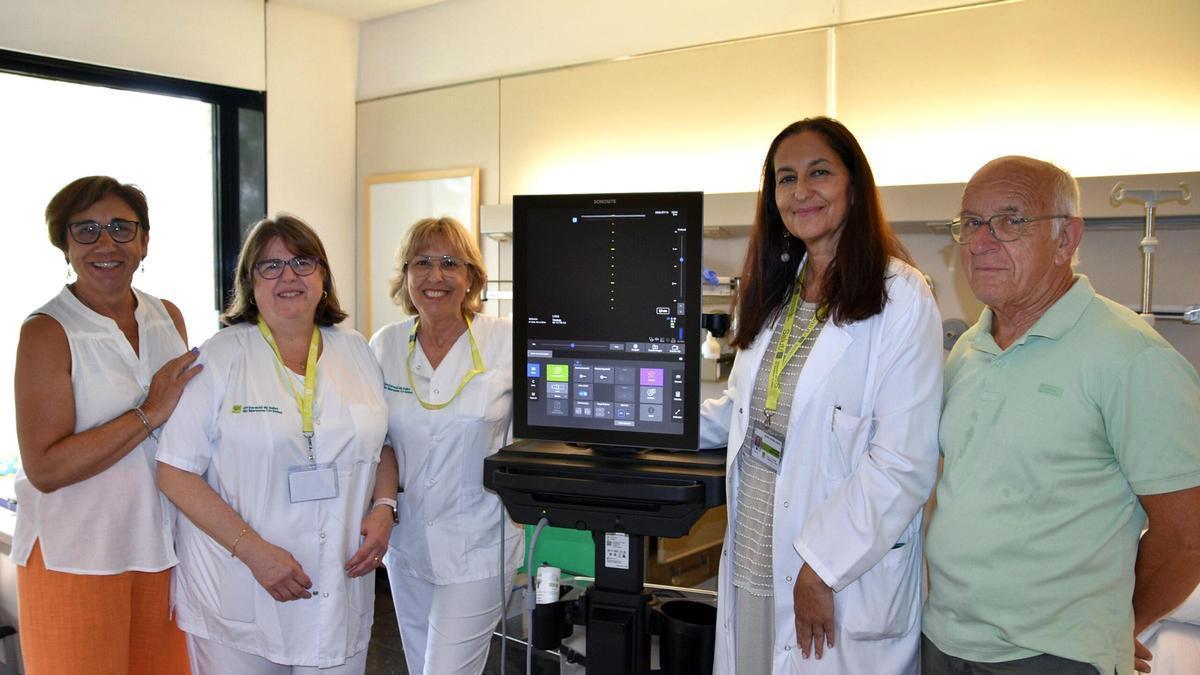 D'esquerra a dreta: presidenta de la Fundació Oncolliga Girona, Paqui Badosa; cap d’Infermeria de Consultes Externes, Maria Rams; TCAI de l’equip de Teràpia Intravenosa de l’Hospital de Blanes, Anna Gutiérrez; gerenta de la Corporació de Salut del Maresme i la Selva, Dra. Sònia Pérez; i el director de l’Oncotrail, Lluís Comet.