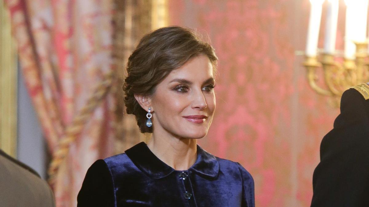 Letizia Ortiz con vestido de terciopelo azul