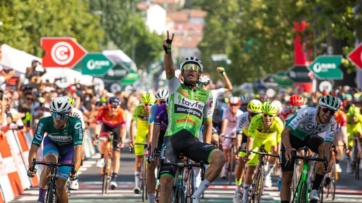 El portugués João Matias (Tavfer-Mortágua-Ovos Matinados) festeja su victoria en la etapa de ayer en Viseu.