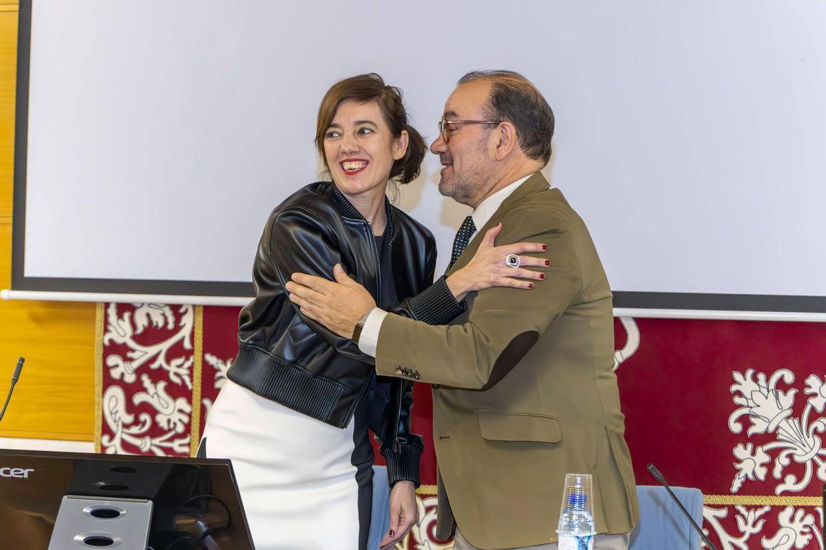 Marta Lois toma posesión como decana de la facultad de Ciencias Políticas de Santiago