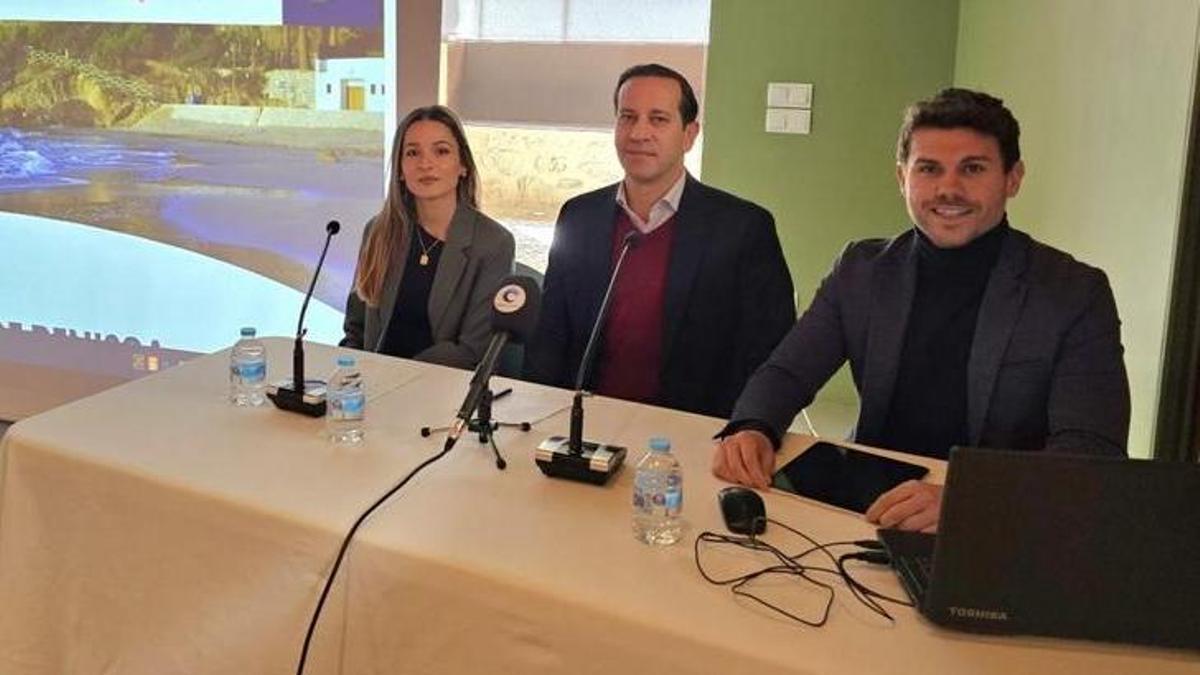 La concejala de Educación, Virginia Perez, el alcalde y el edil Adrián Cabrera.